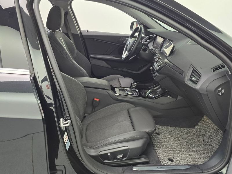 2024 BMW 1 Series 120i Sports photo 11