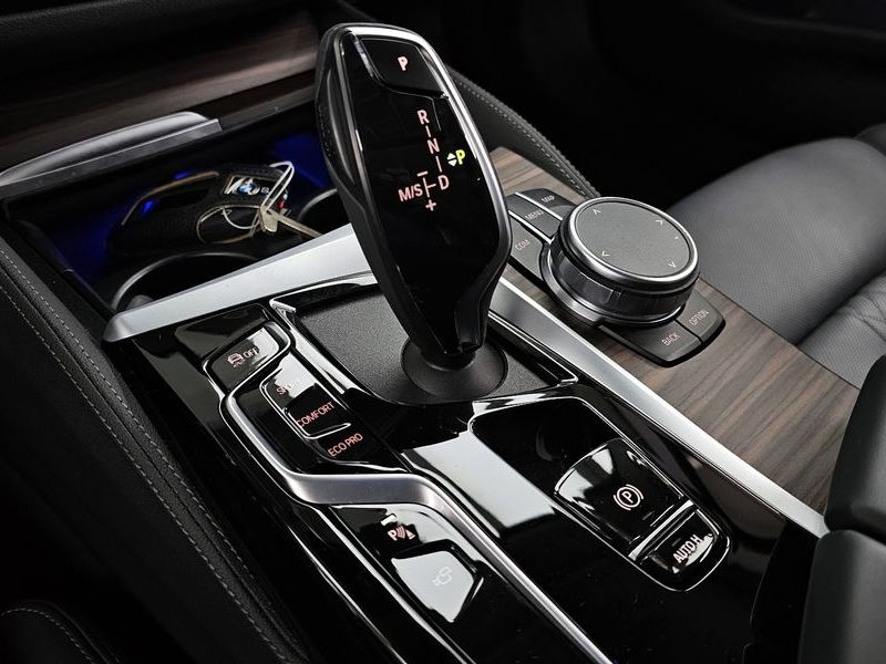 2023 BMW 5 Series 530i Luxury photo 9
