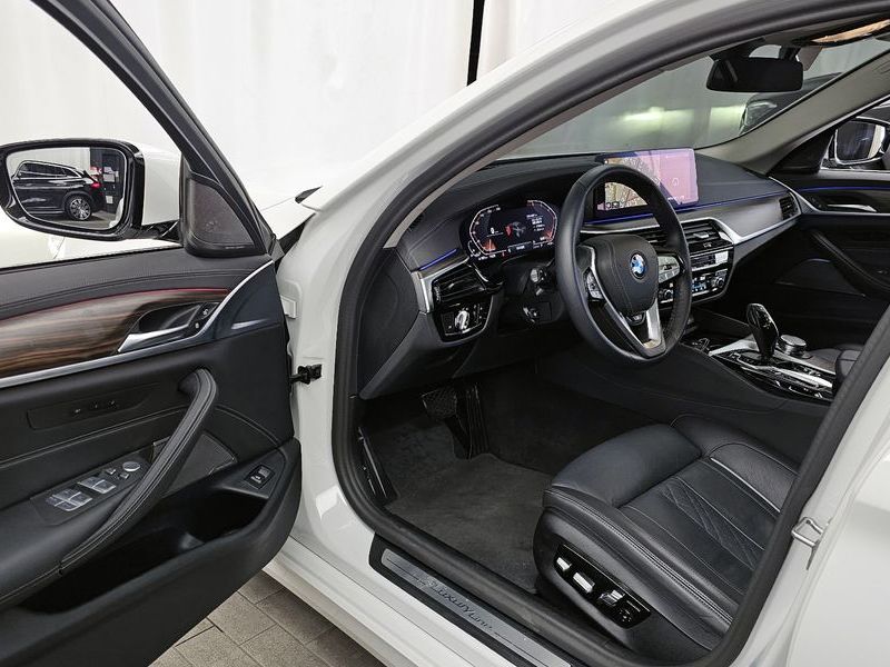 2023 BMW 5 Series 530i Luxury photo 10