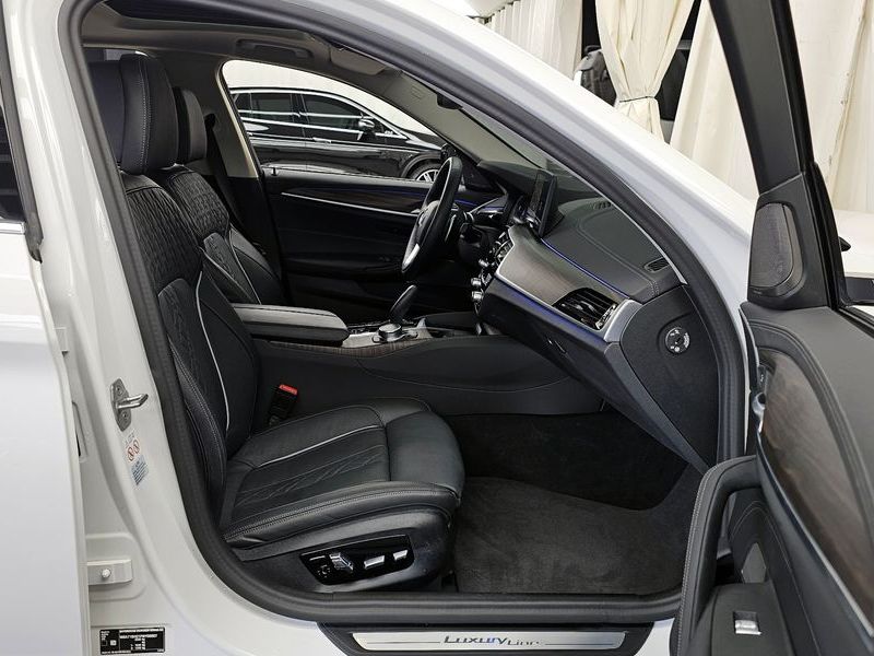 2023 BMW 5 Series 530i Luxury photo 11