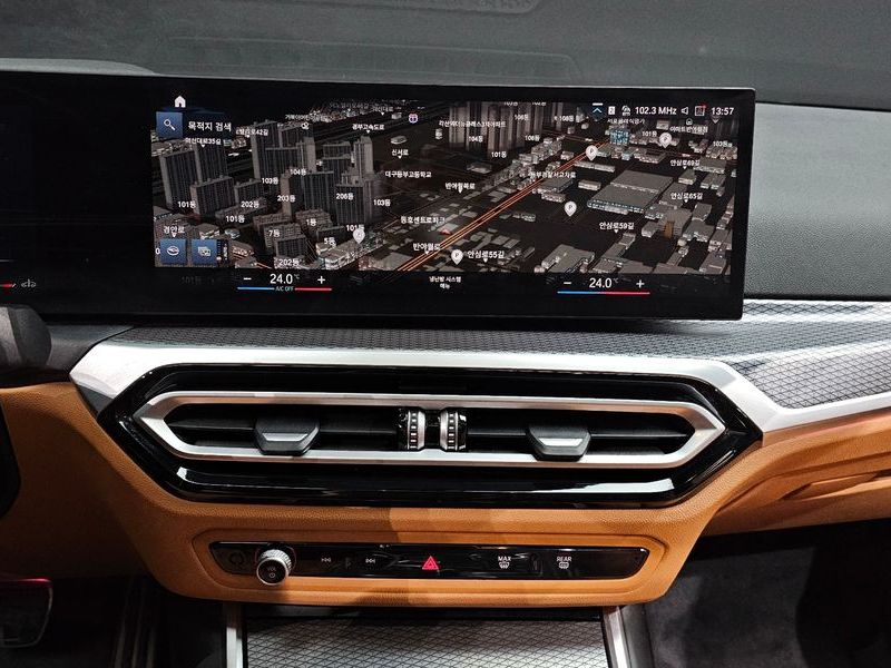 2024 BMW 3 Series 320i M Sport photo 16