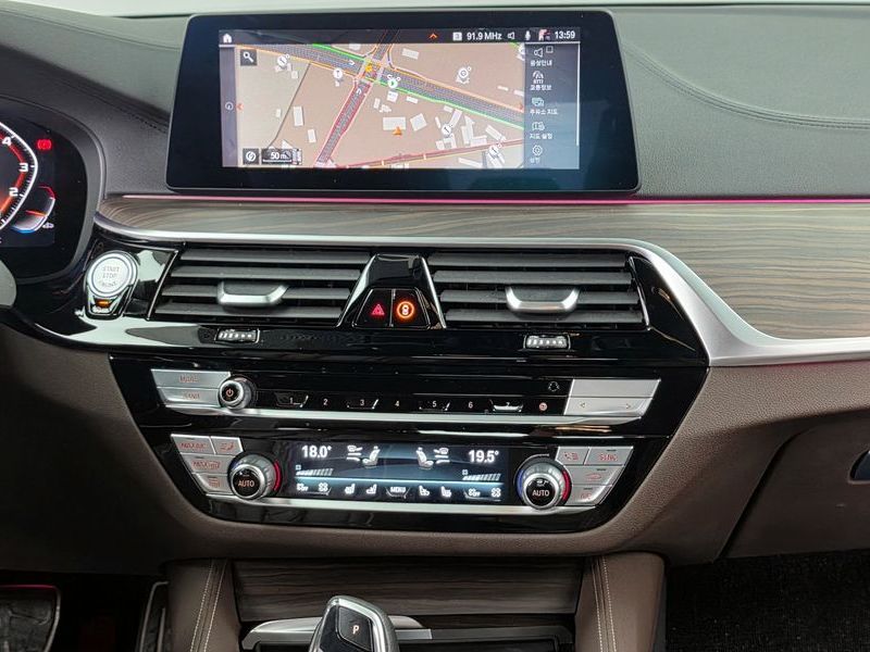 2020 BMW 5 Series 530i M Sport Package Plus photo 14