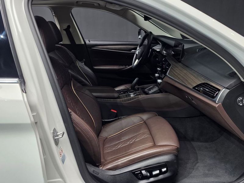 2020 BMW 5 Series 520d xDrive Luxury Plus photo 11
