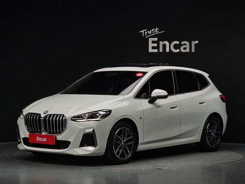 2025 BMW 2 Series 220i M Sport Design photo 1