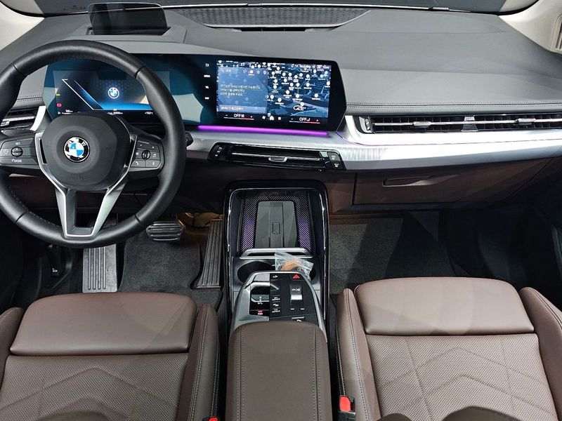 2025 BMW 2 Series 220i M Sport Design photo 7