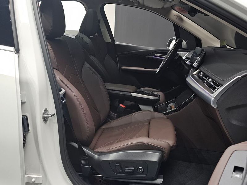 2025 BMW 2 Series 220i M Sport Design photo 10