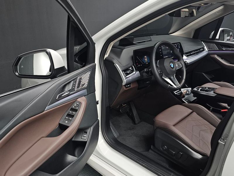 2025 BMW 2 Series 220i M Sport Design photo 11