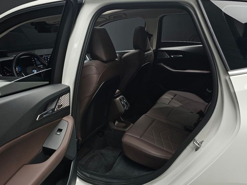 2025 BMW 2 Series 220i M Sport Design photo 12