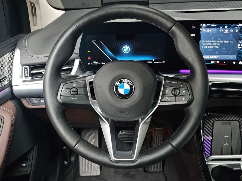 2025 BMW 2 Series 220i M Sport Design photo 13