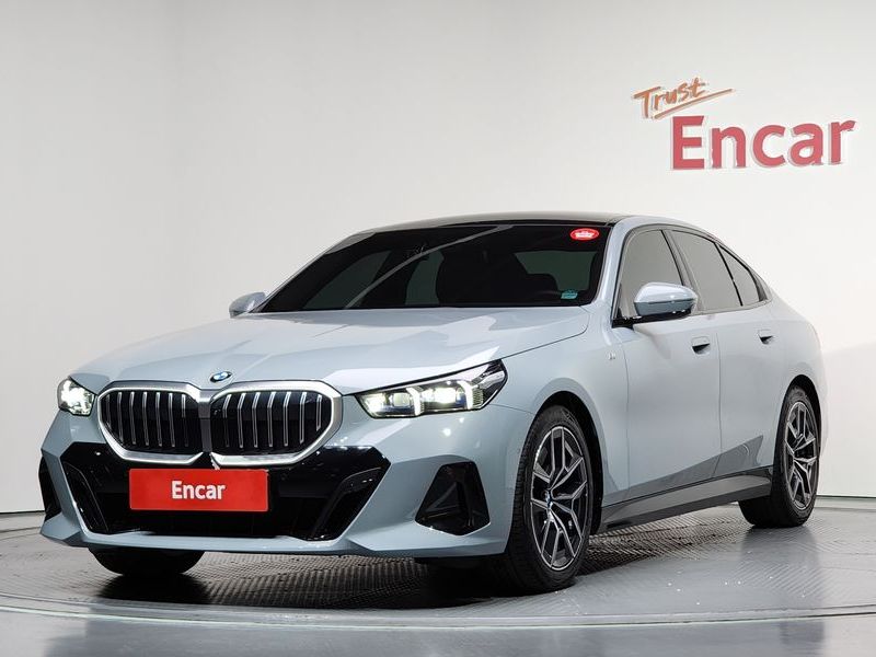 2025 BMW 5 Series 520i M Sport photo 1