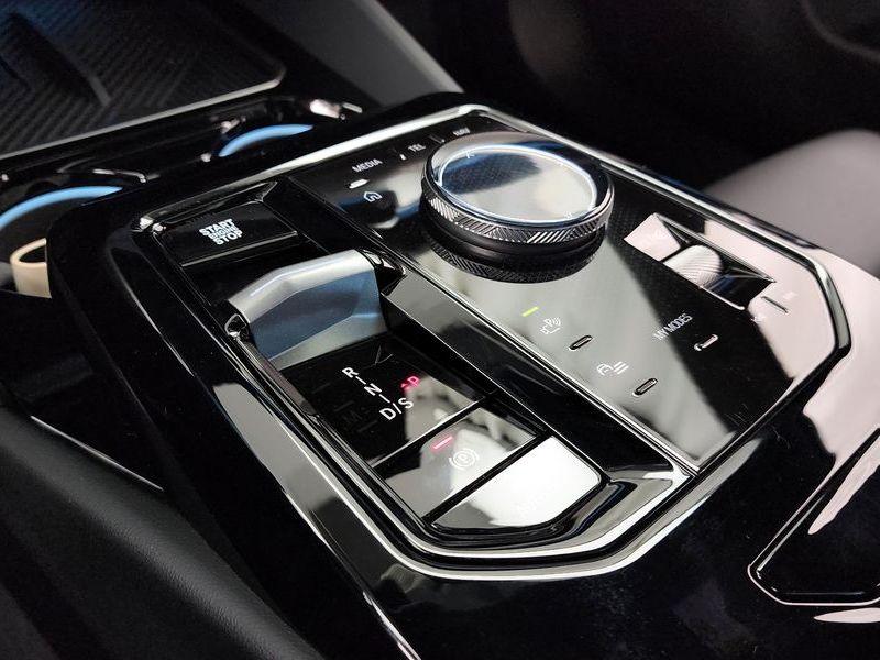 2025 BMW 5 Series 520i M Sport photo 9
