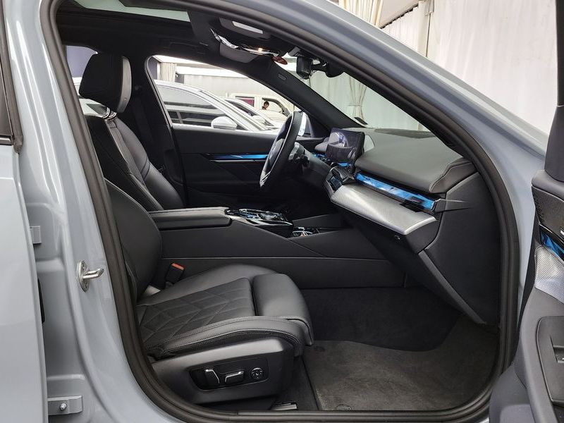 2025 BMW 5 Series 520i M Sport photo 11