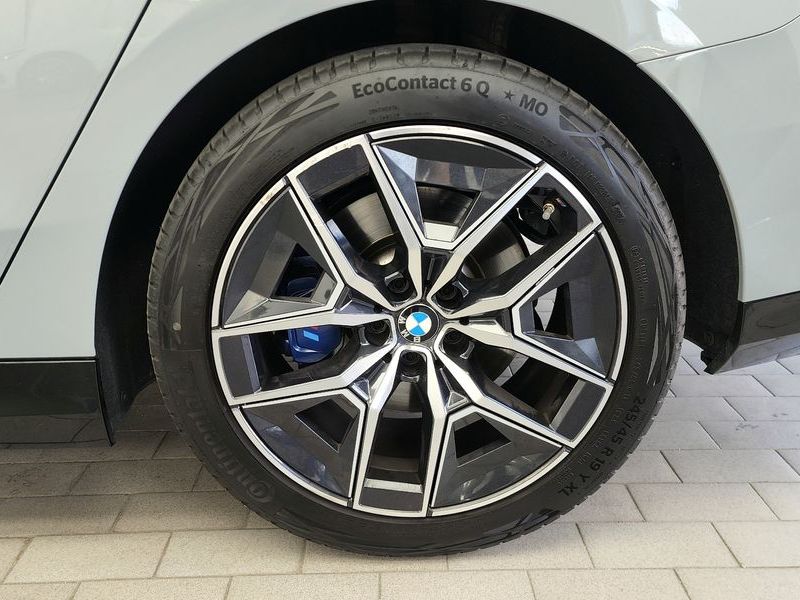 2025 BMW 5 Series 520i M Sport photo 21