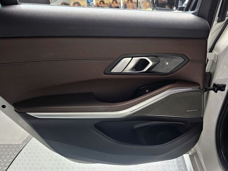 2019 BMW 3 Series 320d xDrive Luxury photo 24