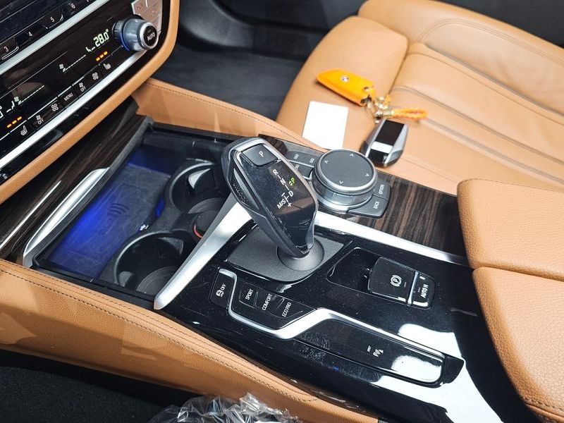 2021 BMW 5 Series 520i M Sport photo 9