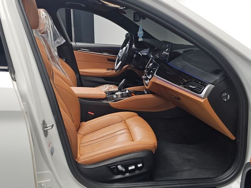 2021 BMW 5 Series 520i M Sport photo 11