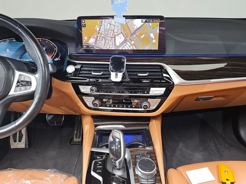 2021 BMW 5 Series 520i M Sport photo 14