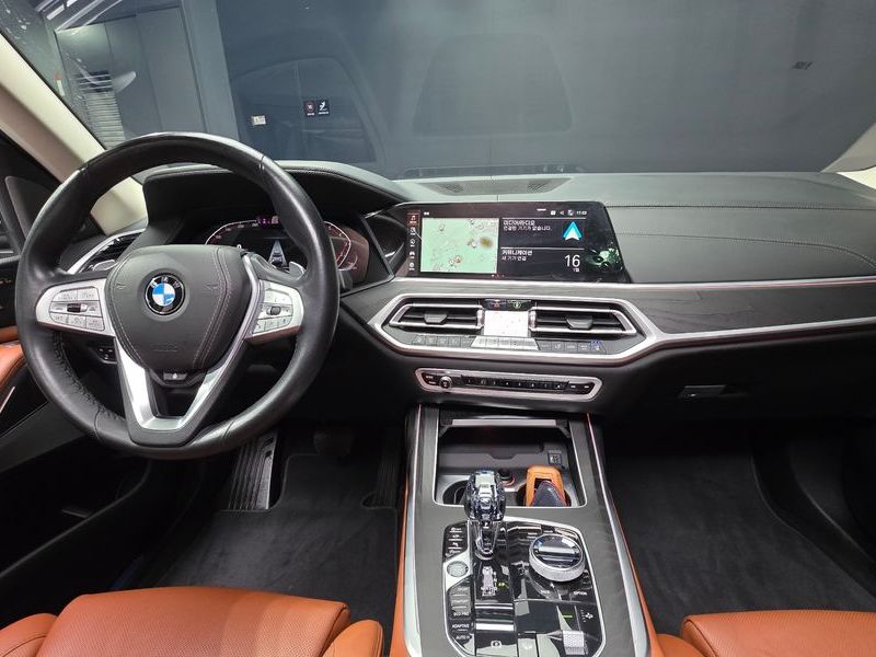 2022 BMW X7 xDrive 40i Design Pure Excellence 6-Seater photo 7