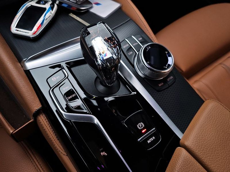 2023 BMW 5 Series 520i M Sport photo 9