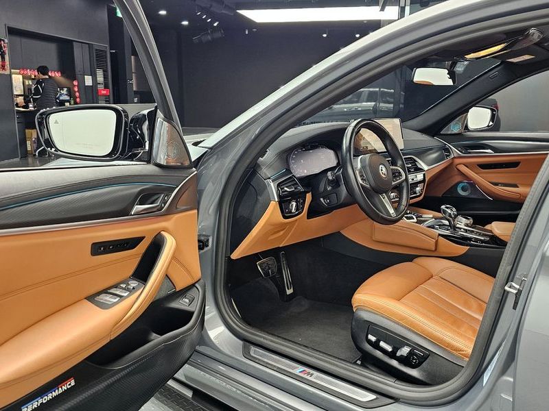 2023 BMW 5 Series 520i M Sport photo 11