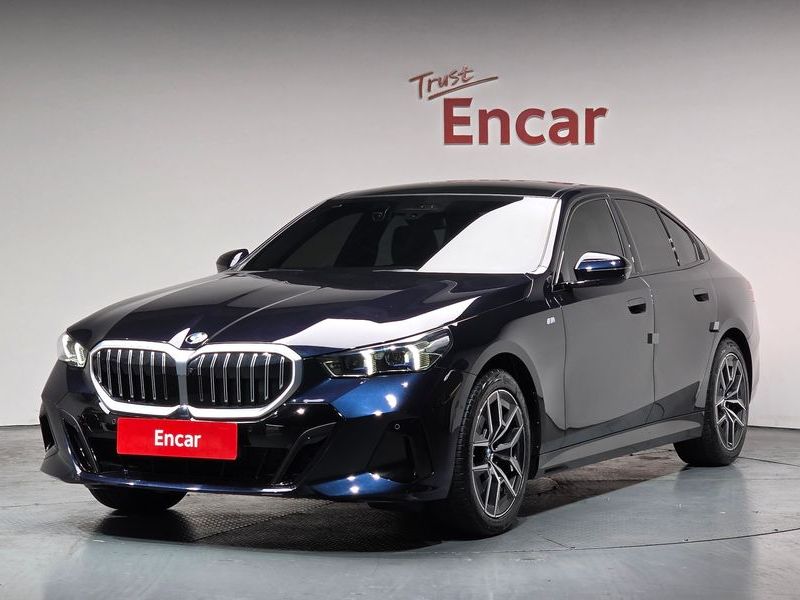 2024 BMW 5 Series 520i M Sport photo 1