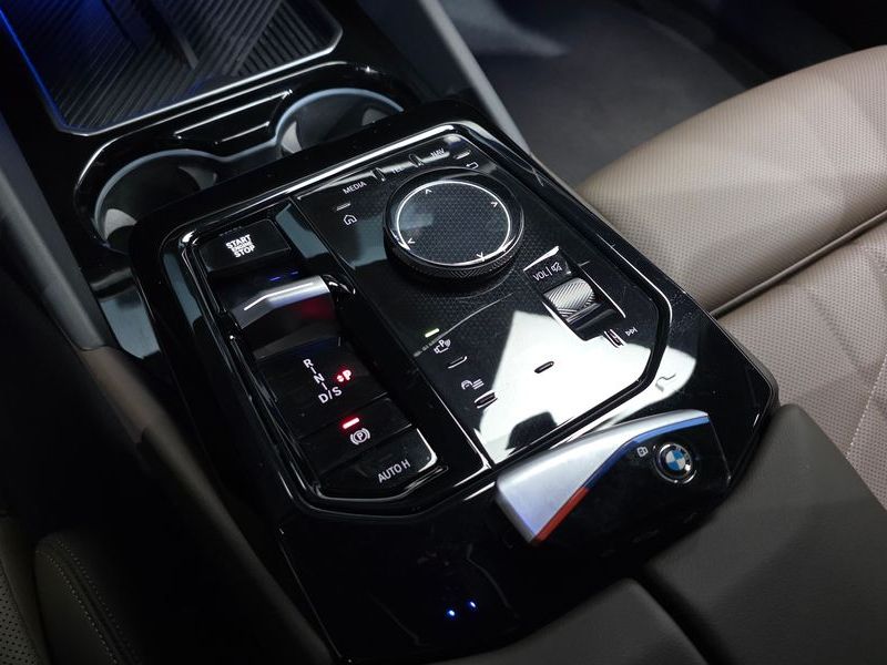 2024 BMW 5 Series 520i M Sport photo 9