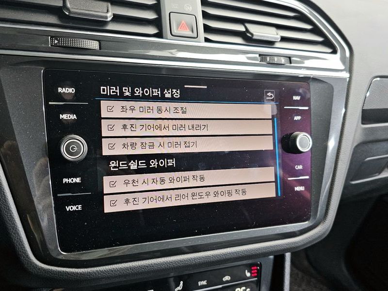 2021 Volkswagen Tiguan 2.0 TDI Premium photo 16