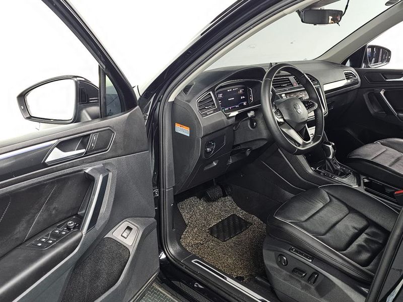2021 Volkswagen Tiguan 2.0 TDI Premium photo 11