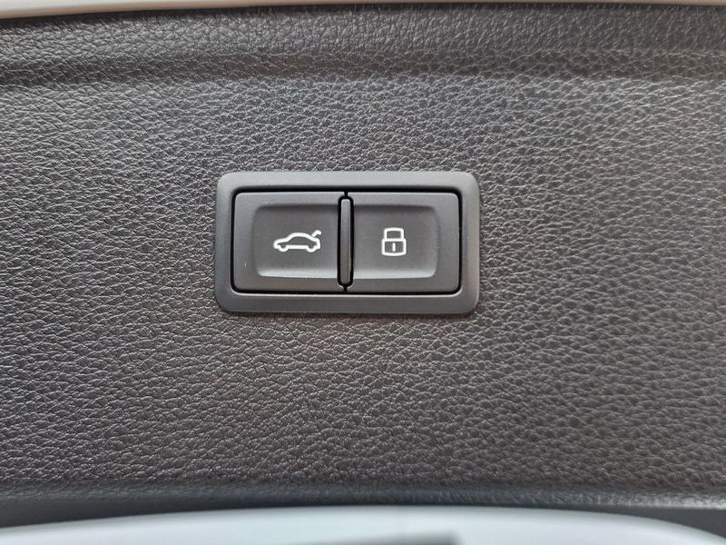 2022 Audi Q5 45 TFSI Quattro Premium photo 17