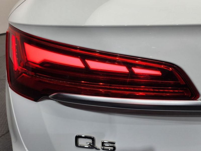 2022 Audi Q5 45 TFSI Quattro Premium photo 23