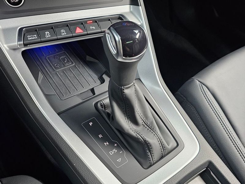2025 Audi Q3 40 TFSI Quattro photo 9