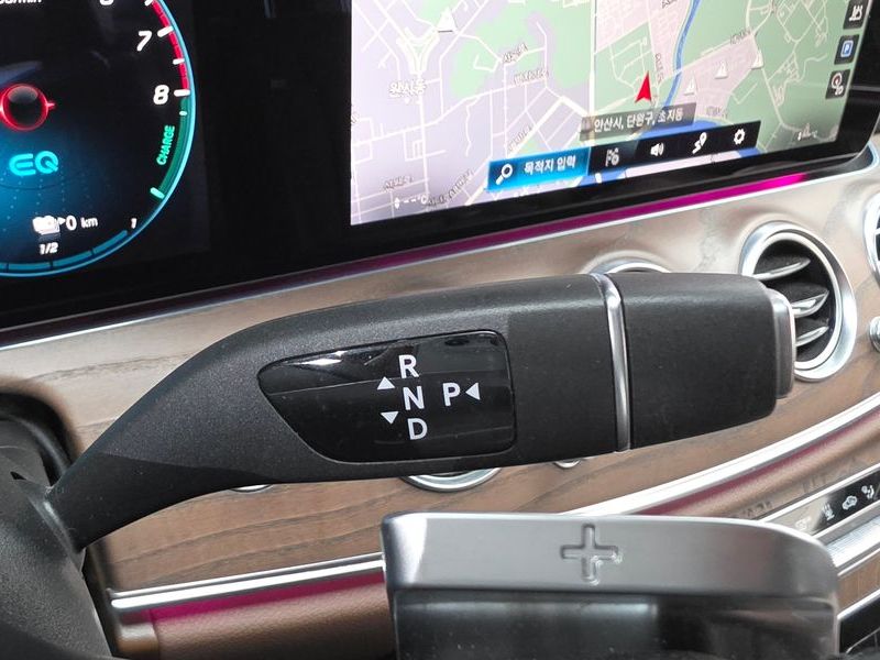 2021 Mercedes-Benz E-Class E300e 4MATIC Exclusive photo 9