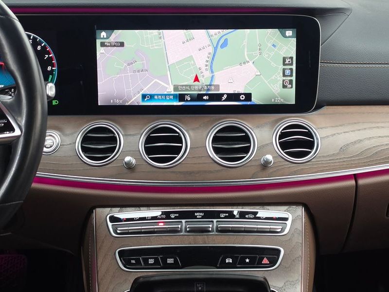 2021 Mercedes-Benz E-Class E300e 4MATIC Exclusive photo 19