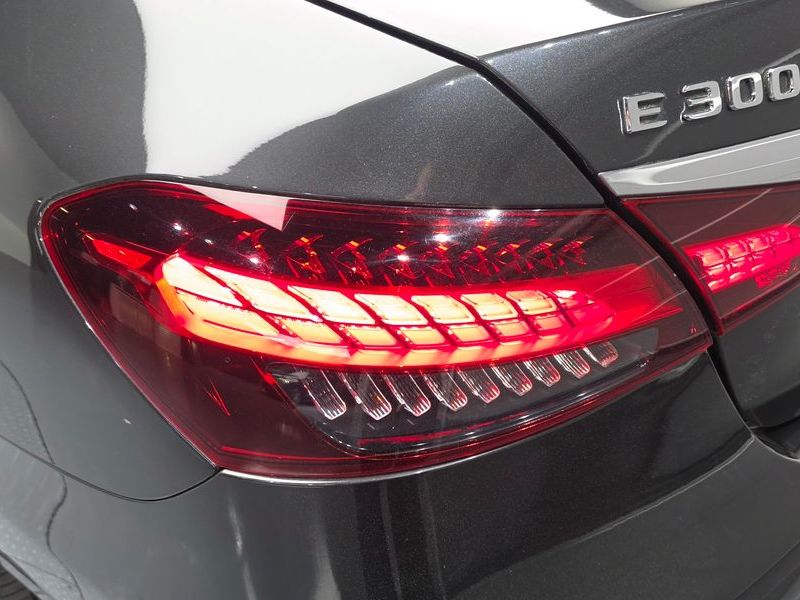 2021 Mercedes-Benz E-Class E300e 4MATIC Exclusive photo 23