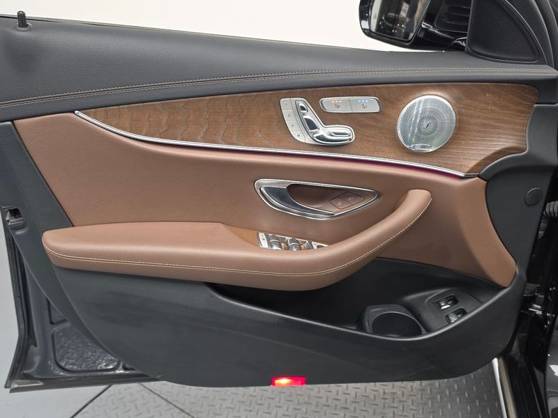 2021 Mercedes-Benz E-Class E300e 4MATIC Exclusive photo 24