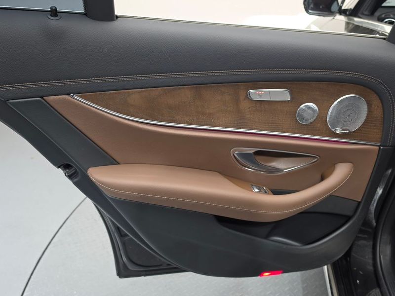 2021 Mercedes-Benz E-Class E300e 4MATIC Exclusive photo 25