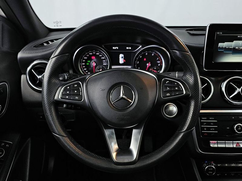 2018 Mercedes-Benz A-Class GLA220 Premium photo 13