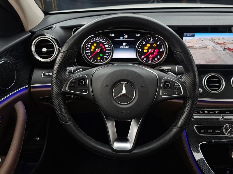 2017 Mercedes-Benz E-Class E220d 4MATIC Avantgarde photo 13