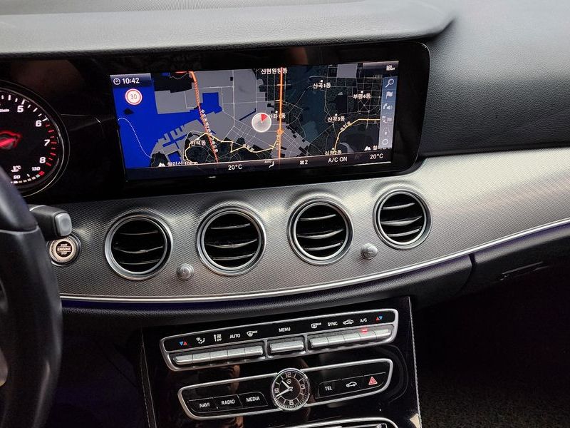 2019 Mercedes-Benz E-Class E300 Avantgarde photo 14