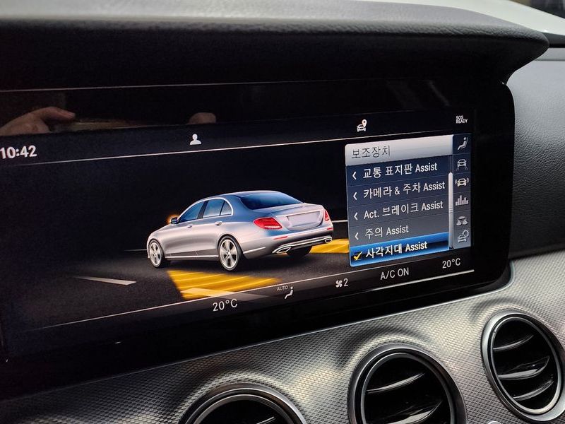 2019 Mercedes-Benz E-Class E300 Avantgarde photo 16