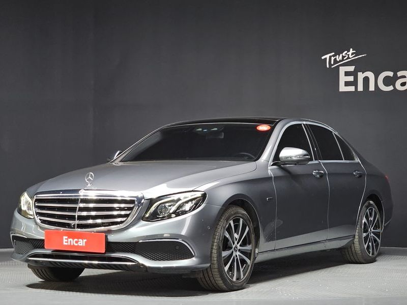 2019 Mercedes-Benz E-Class E300e Exclusive photo 1