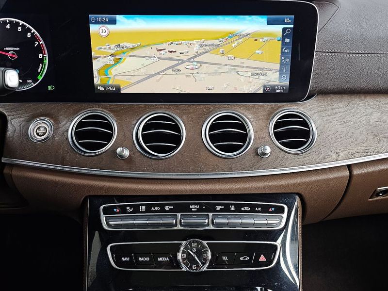 2019 Mercedes-Benz E-Class E300e Exclusive photo 14