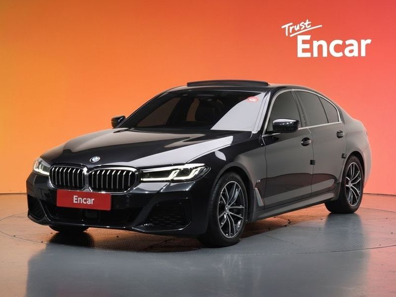 2022 BMW 5 Series 520i M Sport photo 1