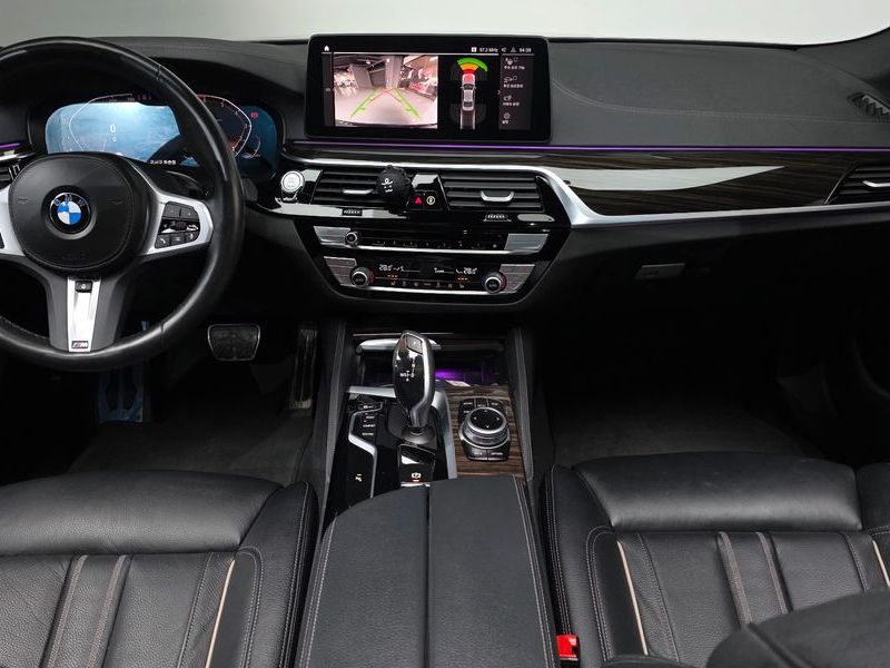 2022 BMW 5 Series 520i M Sport photo 7