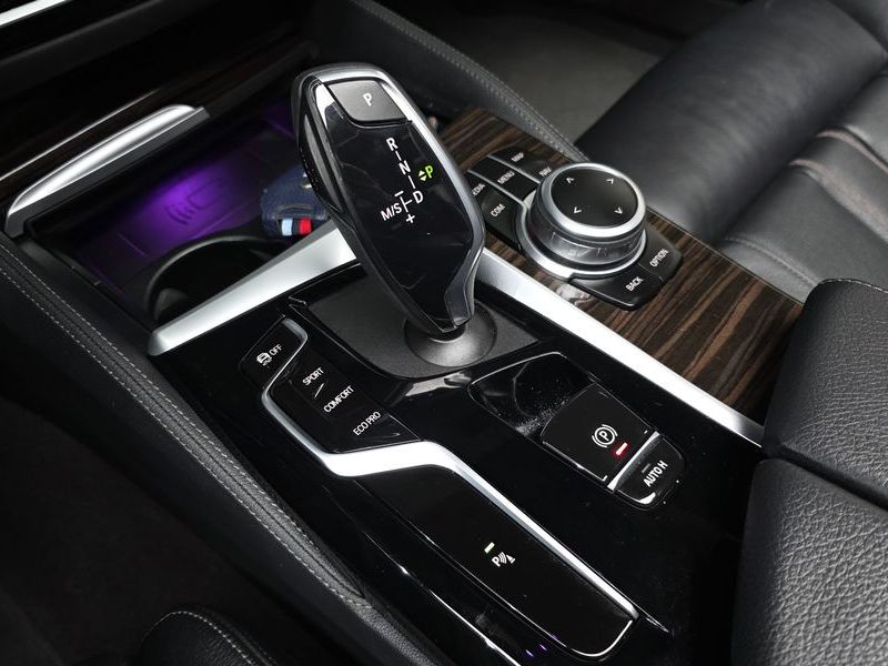 2022 BMW 5 Series 520i M Sport photo 9