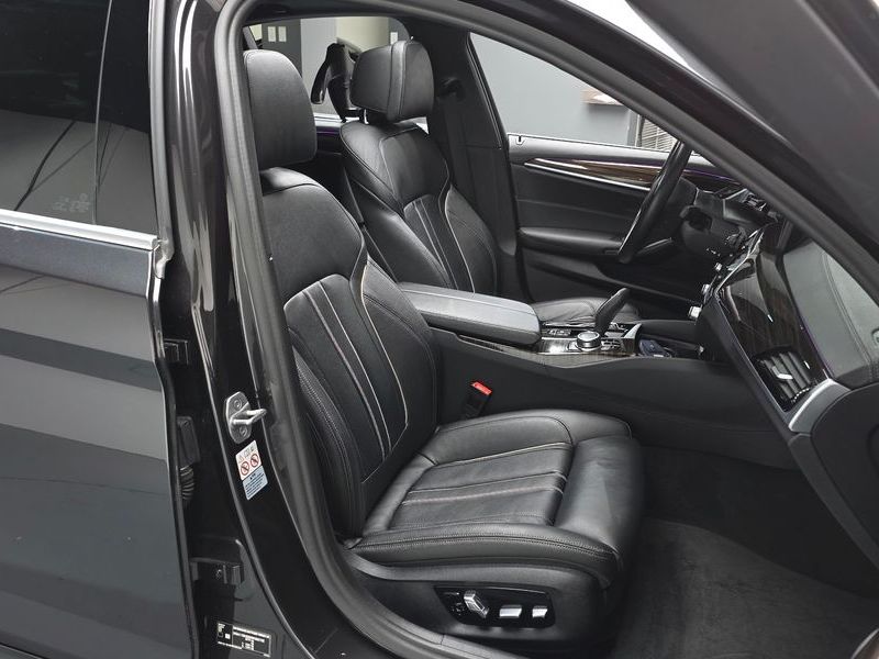 2022 BMW 5 Series 520i M Sport photo 10