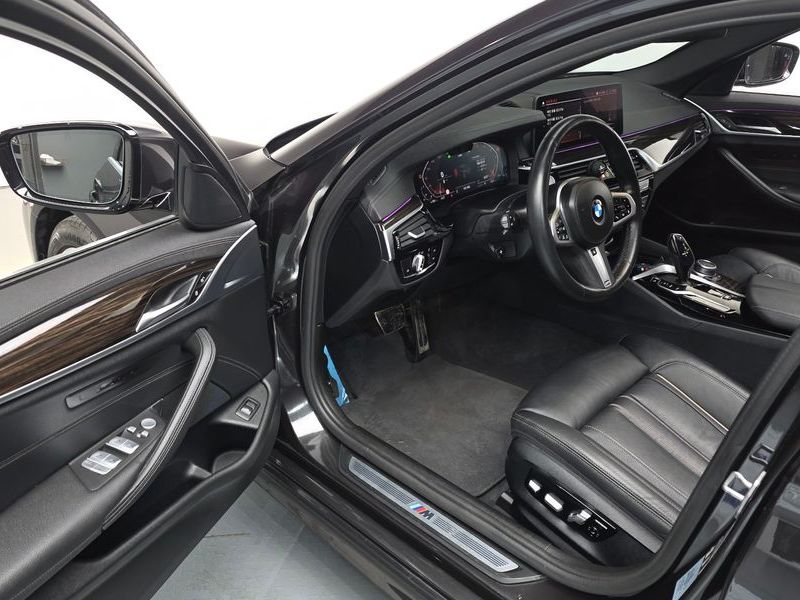 2022 BMW 5 Series 520i M Sport photo 12