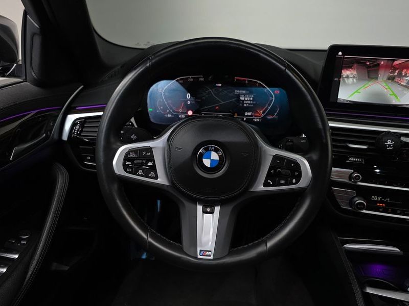 2022 BMW 5 Series 520i M Sport photo 14