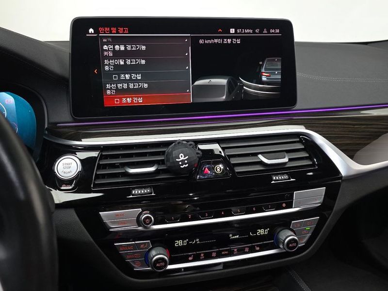2022 BMW 5 Series 520i M Sport photo 17