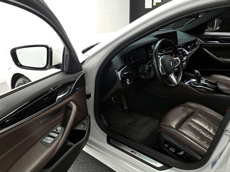 2021 BMW 5 Series 523d M Sport photo 10